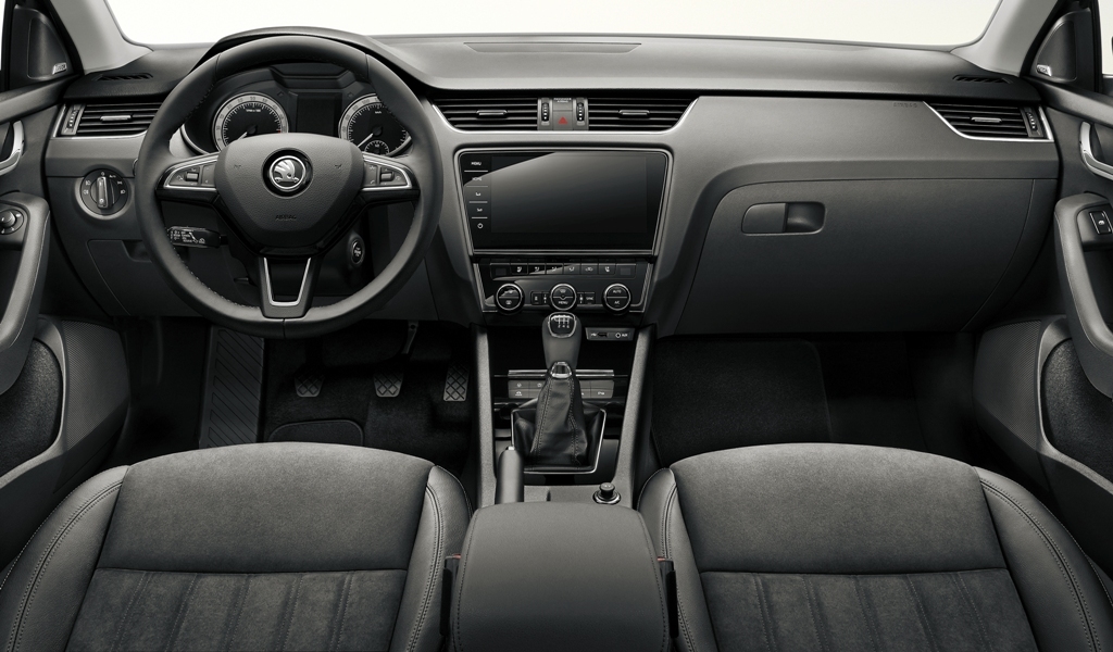 Interior y salpicadero del Skoda Octavia de alquiler